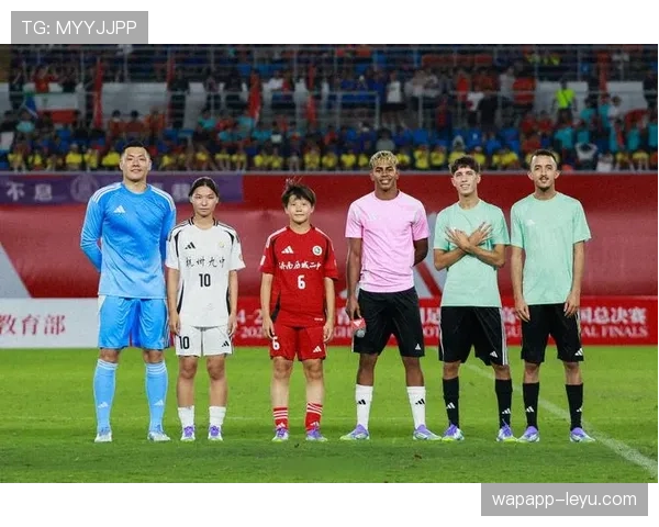 足球新星闪耀赛场，年轻球员表现引关注