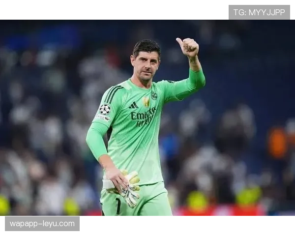 库尔图瓦单手扑救集锦惊艳球迷，状态回暖尽显世界级门将本色