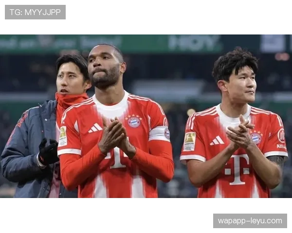 金玟哉在拜仁新赛季主力中卫位置上表现稳健,能否引领防线重整引发关注。 金玟哉在拜仁新赛季主力中卫位置上表现稳健,能否引领防线重整引发关注。