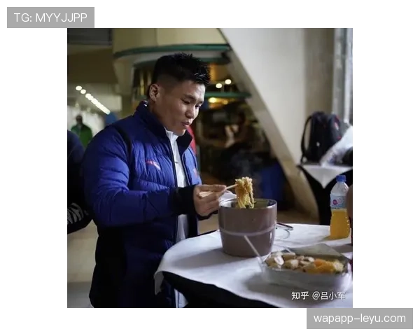 吕小军比赛结束后一身汗味儿直冲天，谁还记得他私底下是吃鸡狂魔？